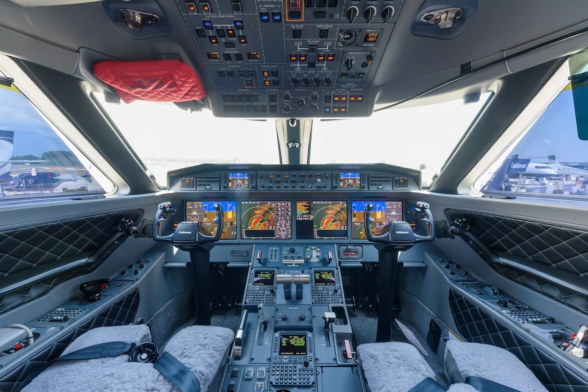 The cockpit of a Gulfstream G650.